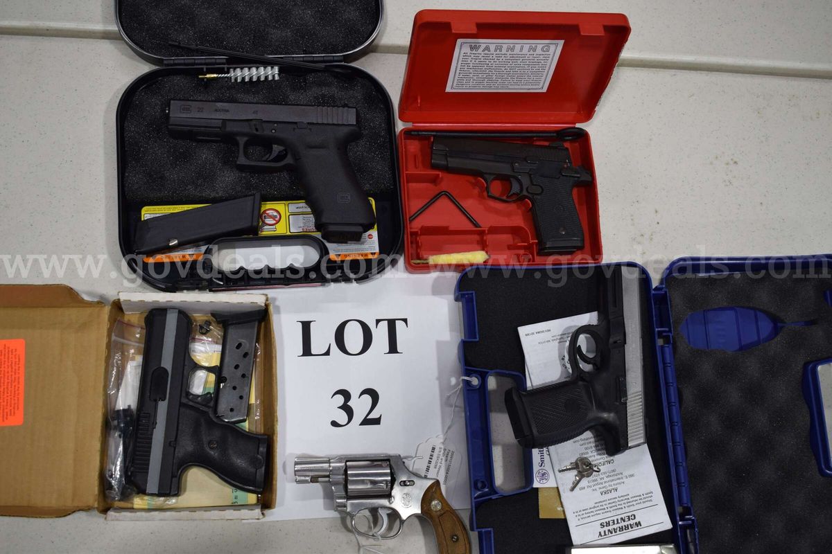 5 Handguns - Lot 32