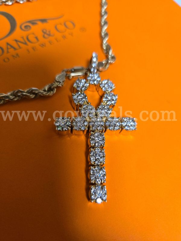 10Kt Cross Pendant with 10Kt Gold Rope Chain - Lot 46-47
