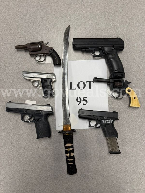 6 Handguns / Sword - Lot 95