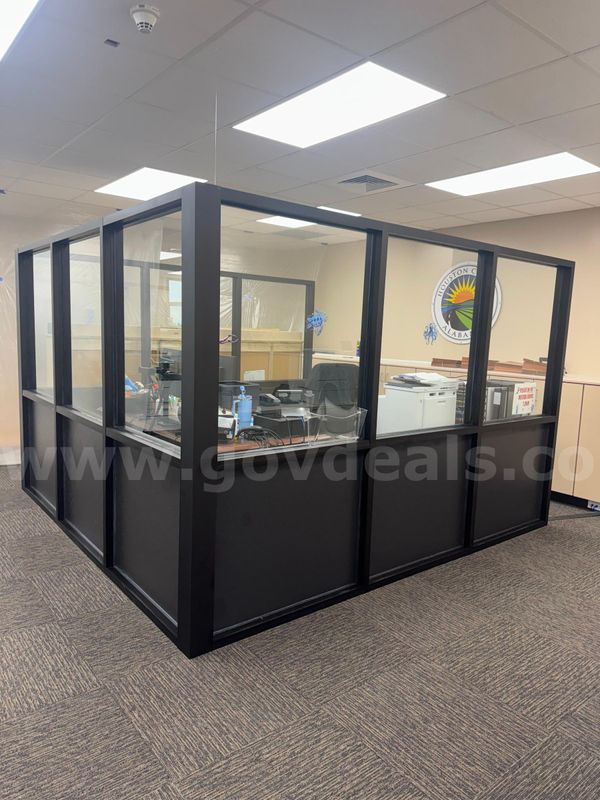 1 LOT OF 1 GLASS OFFICE PARTITION