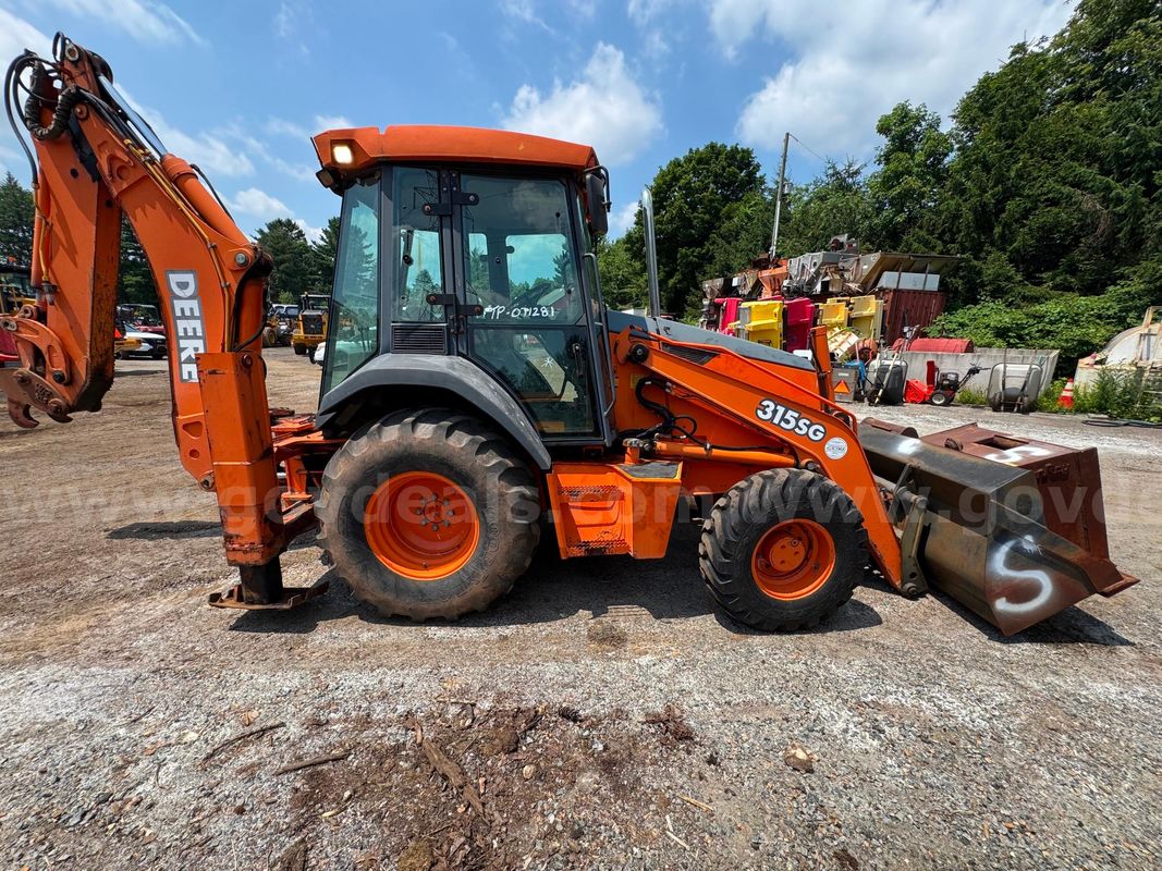 John Deere 4x4 Backhoe with extra buckets low hours SEE VIDEO