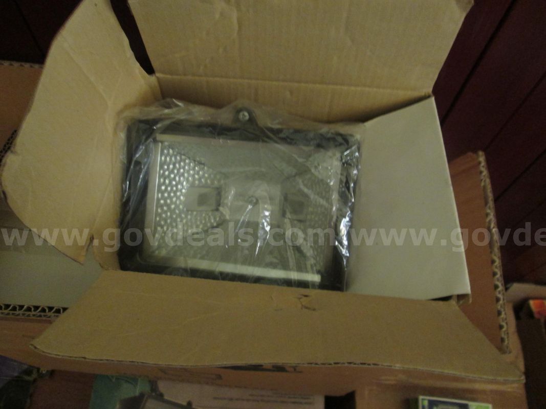 1 DABMAR Rectangular flood light fixture. Black frame aprox 8"x12"