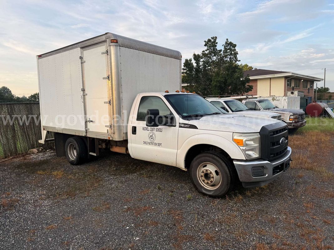 2012 F350 2WD BOX TRUCK