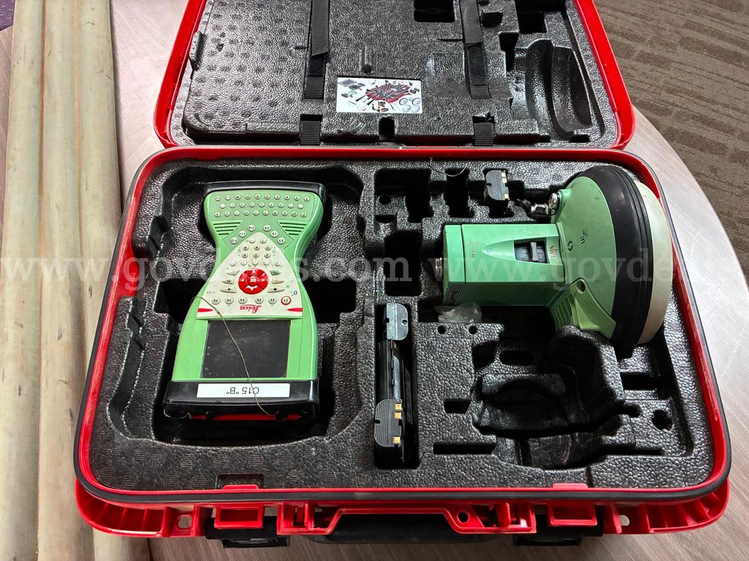 Leica GPS/GNSS Surveying System w/ Controller, Case & Survey Poles