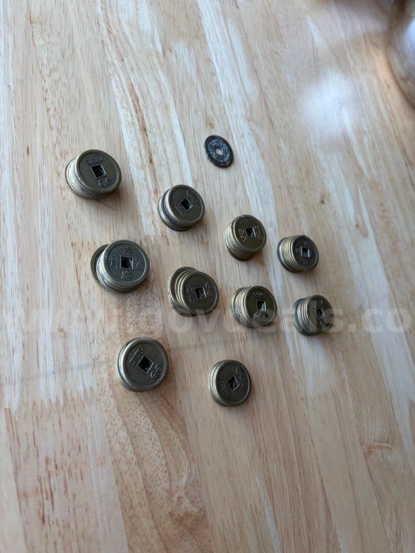 TiDDRs: LOT of Replica "Feng Shui" coins (approx. 96 pieces) and one authentic Chinese cash coin from 1700s