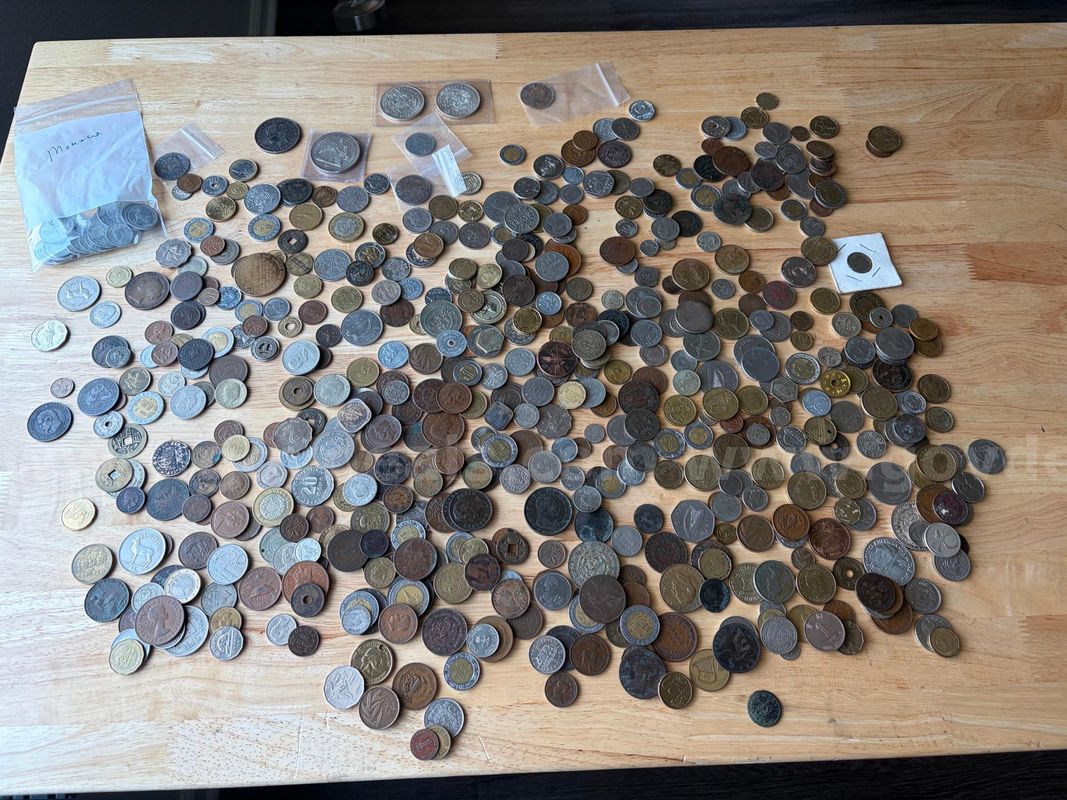 TiDDRs: Large Collection of International Coins (approx. 570 coins). Some Silver, some very old.