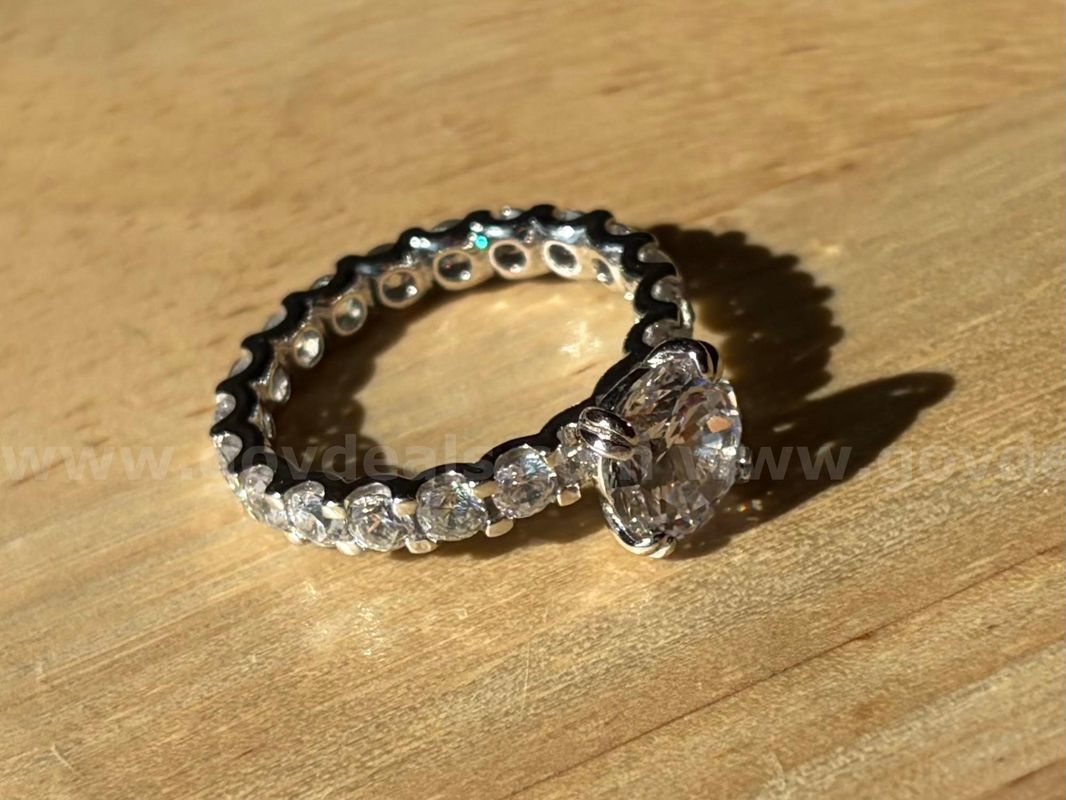TiDDRs: Dazzling 925 Sterling Silver CZ Ring size 7
