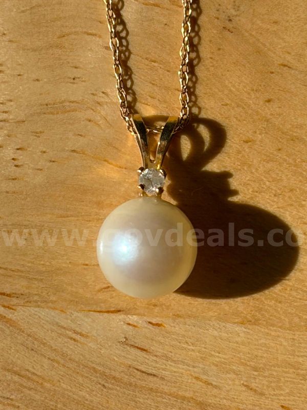 TiDDRs: Delicate 14K Gold 18" Necklace with a natural pearl and diamond 14K gold pendant. .01 CTW diamond.