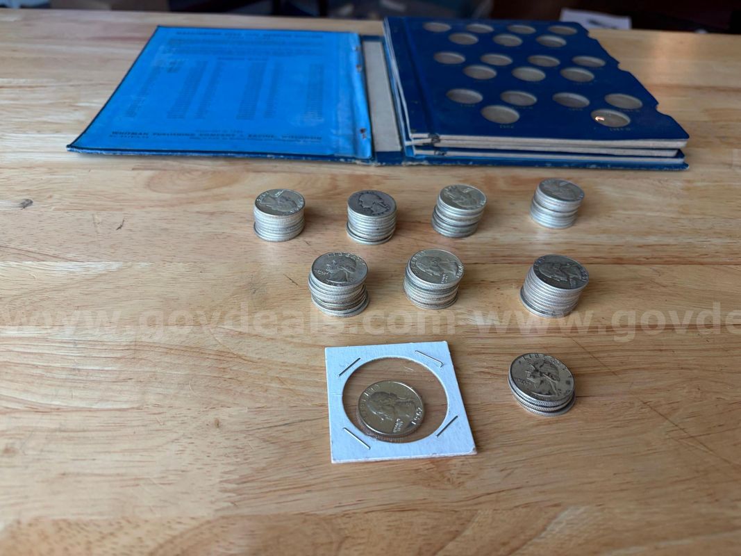 TiDDRs: LOT of approx. 137 Washington Quarters minted 1964 and earlier. 90% Silver. Includes an old collectors book.