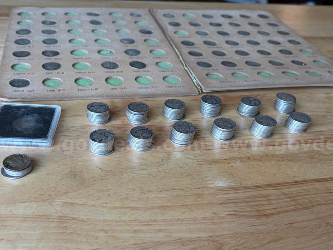TiDDRs: LOT of Mercury Dimes (90% Silver) from various years - Approx.175 coins. The lot includes a collection book.