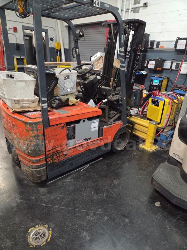 Lot of 6 Forklifts