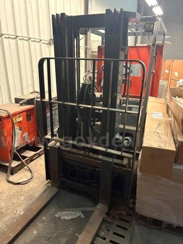Toyota Forklift FL SN#18916 Model 5FBE15 Including Battery and Charger