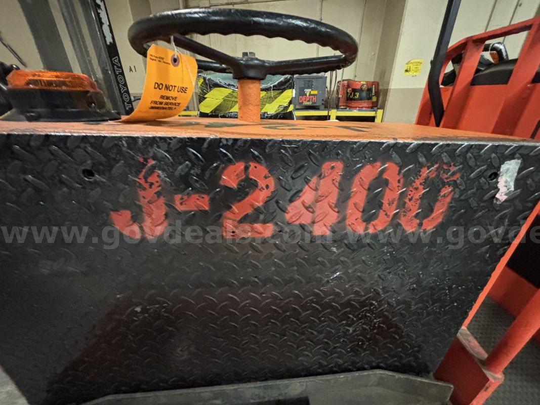 Toyota and Taylor Dunn Material Handling Equipment - Non-operational - Lot of 13