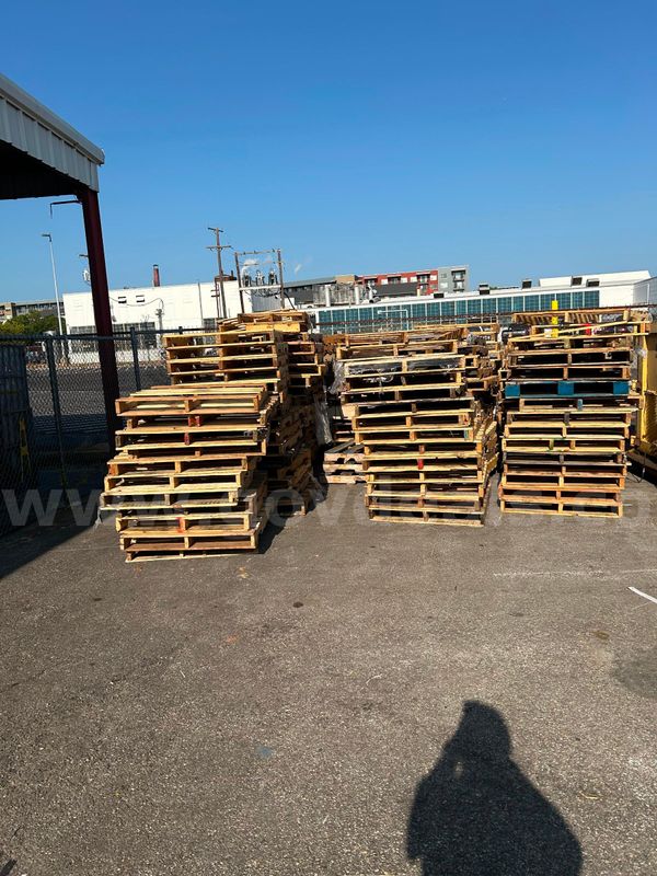 Lot of approximately 100 wood pallets