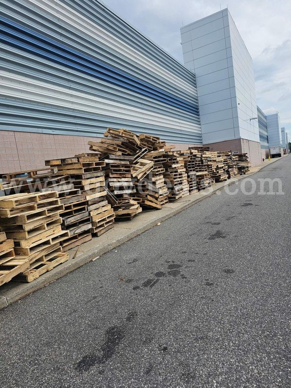 Wood Pallets - Approximately 700 pallets