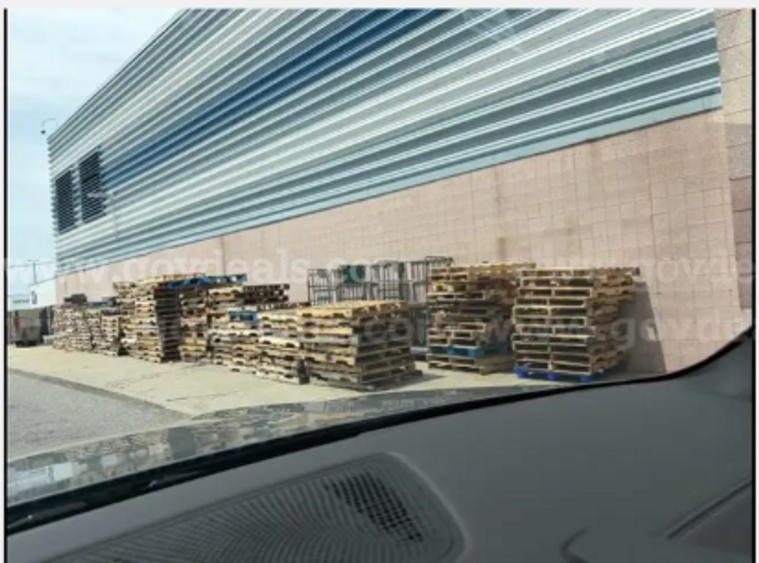 Wood Pallets - Approximately 700 pallets