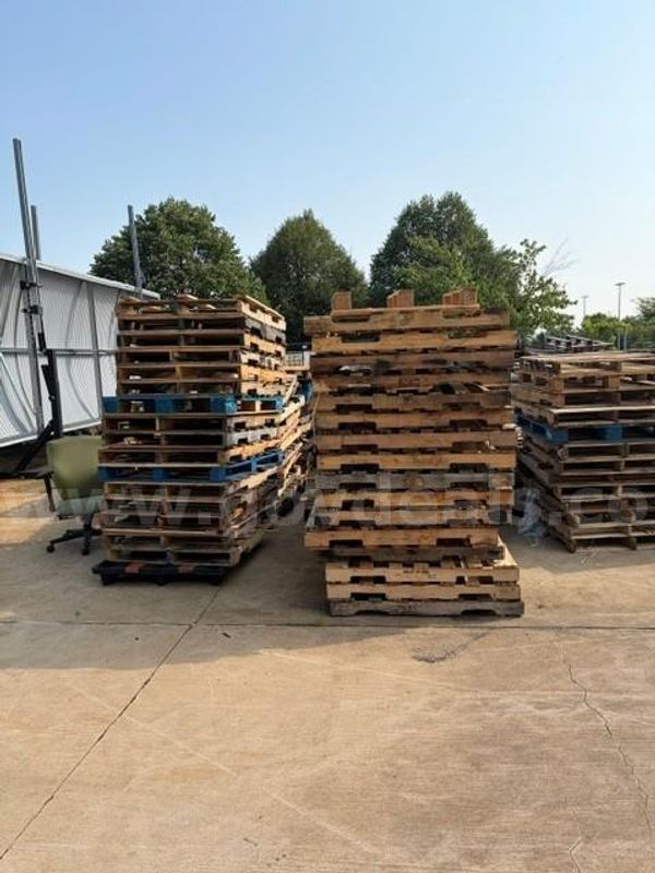 Lot of 500 Wooden Pallets