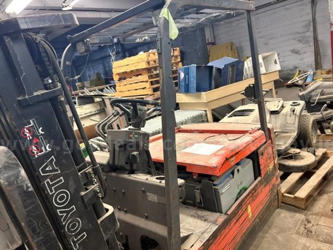 Toyota Forklift 5FBE15 battery included