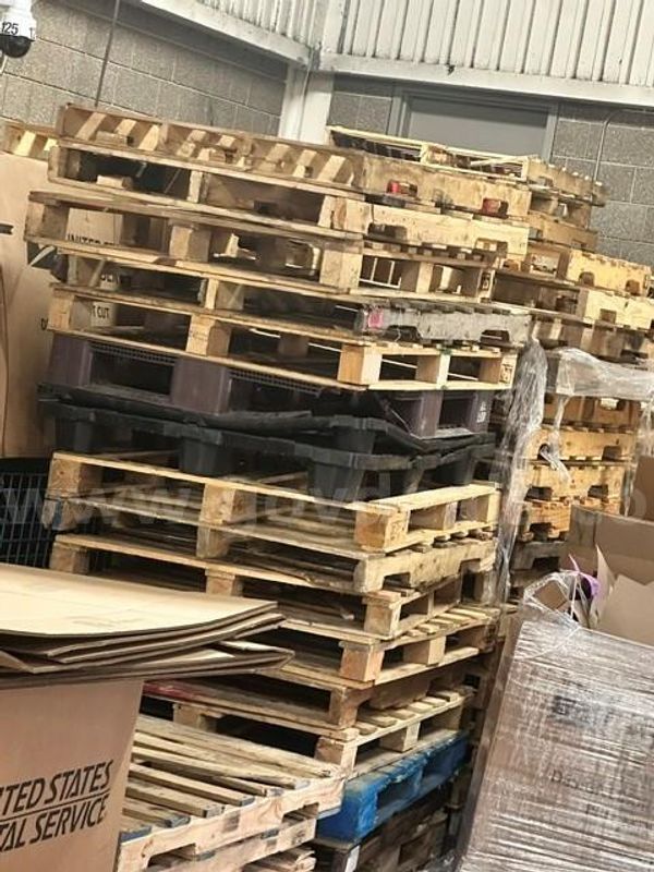 Lot of approximately 30 wood pallets