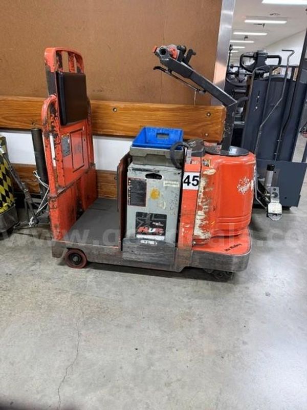 TOYOTA TRACTOR TOW TUG WITH BATTERY - NON WORKING