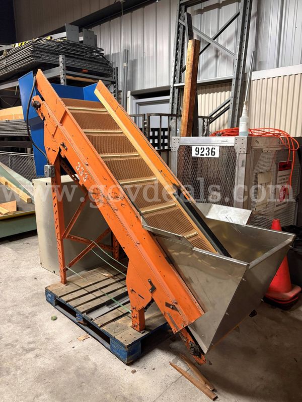 Powered Incline conveyor, Powered takeaway rollers and unpowered takeaway rollers (Lot of 6 powered x 4 unpowered)