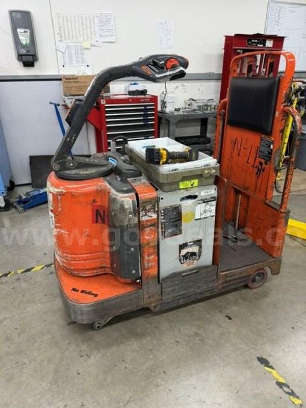 TOYOTA TRACTOR TOW TUG WITH BATTERY - working condition