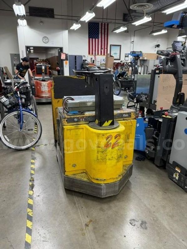 TOYOTA TRACTOR TOW TUG WITH BATTERY - working condition