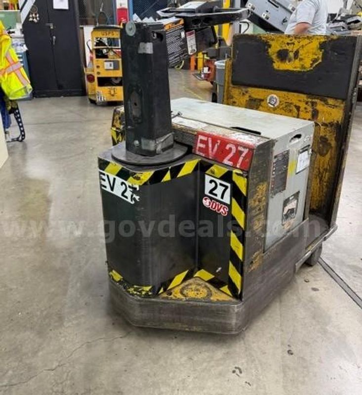 TOYOTA TRACTOR TOW TUG WITH BATTERY - working condition