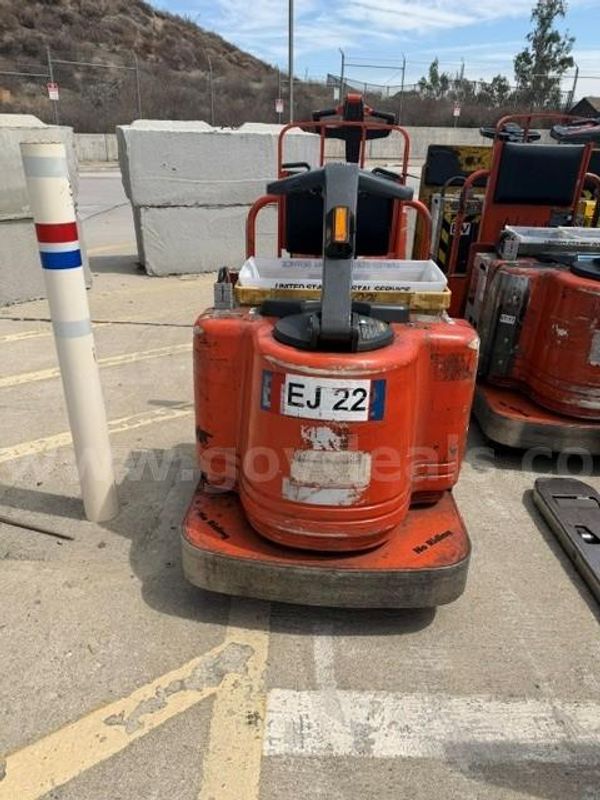 TOYOTA TRACTOR TOW TUG WITH BATTERY-in working condition