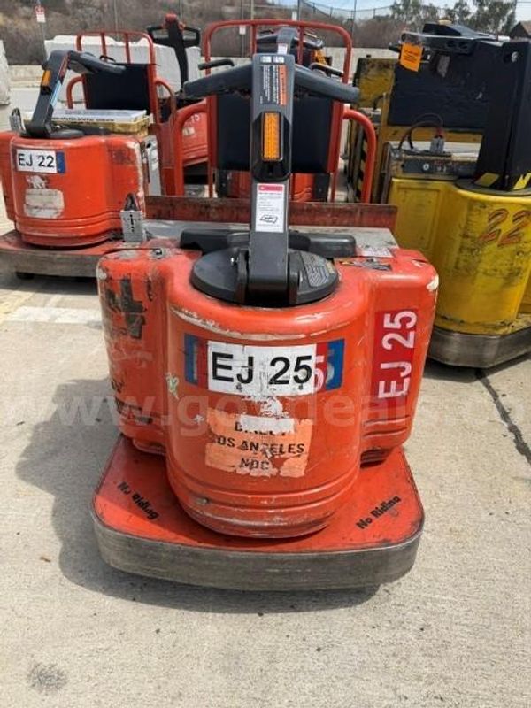 TOYOTA TRACTOR TOW TUG WITH BATTERY-in working condition