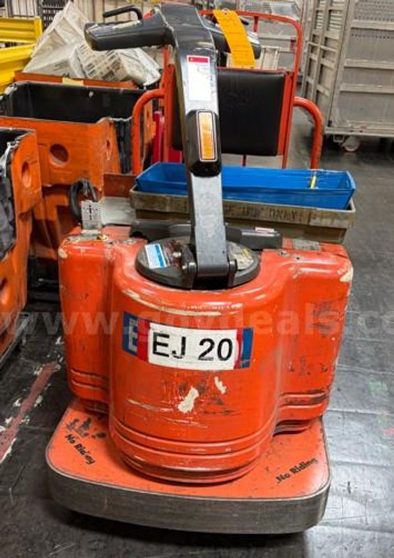 TOYOTA TRACTOR TOW TUG WITH BATTERY-in working condition