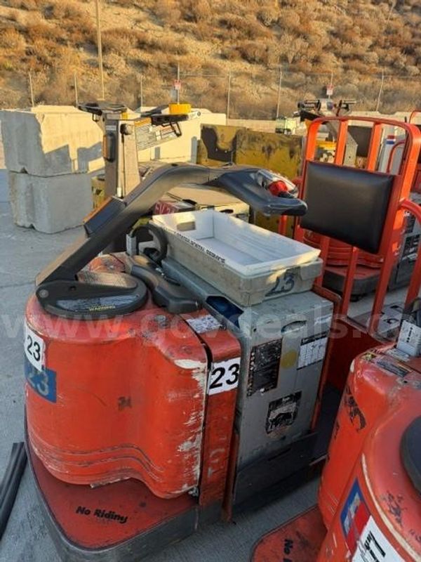 TOYOTA TRACTOR TOW TUG WITH BATTERY-in working condition
