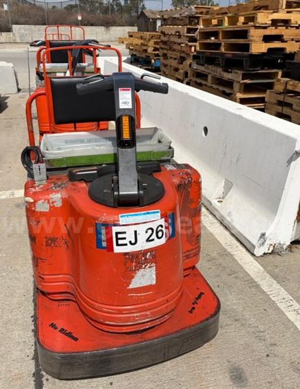 TOYOTA TRACTOR TOW TUG WITH BATTERY-in working condition