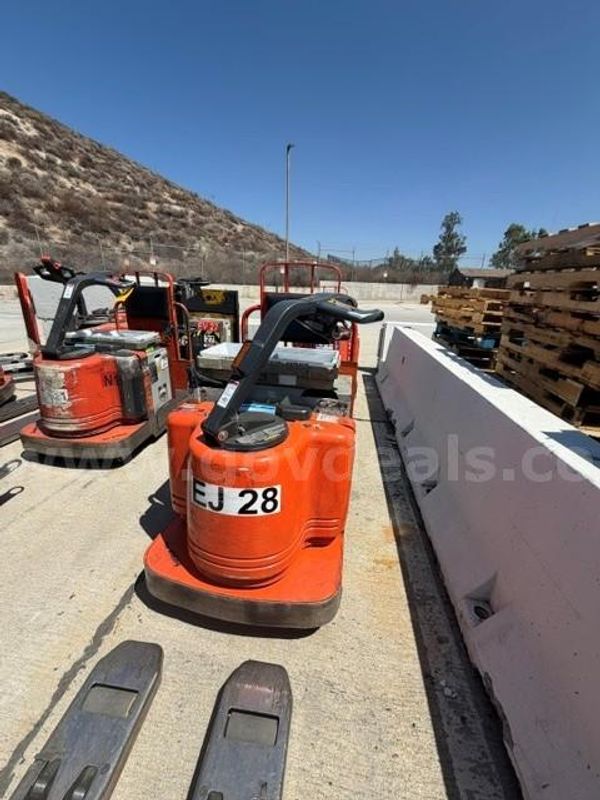 TOYOTA TRACTOR TOW TUG WITH BATTERY-non operational