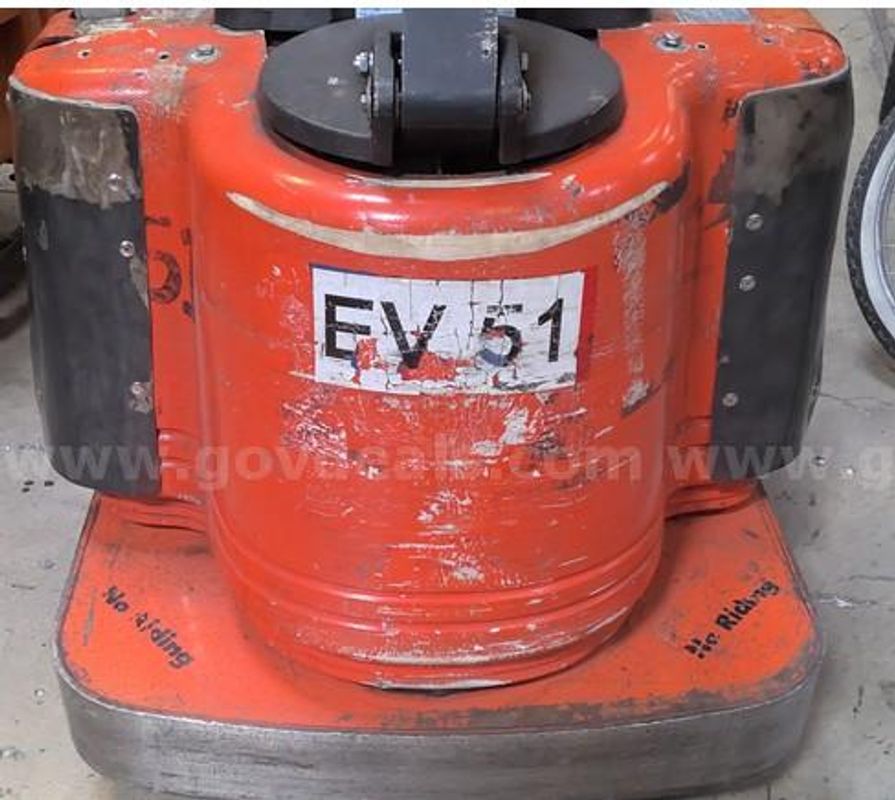 TOYOTA TRACTOR TOW TUG WITH BATTERY-non operational