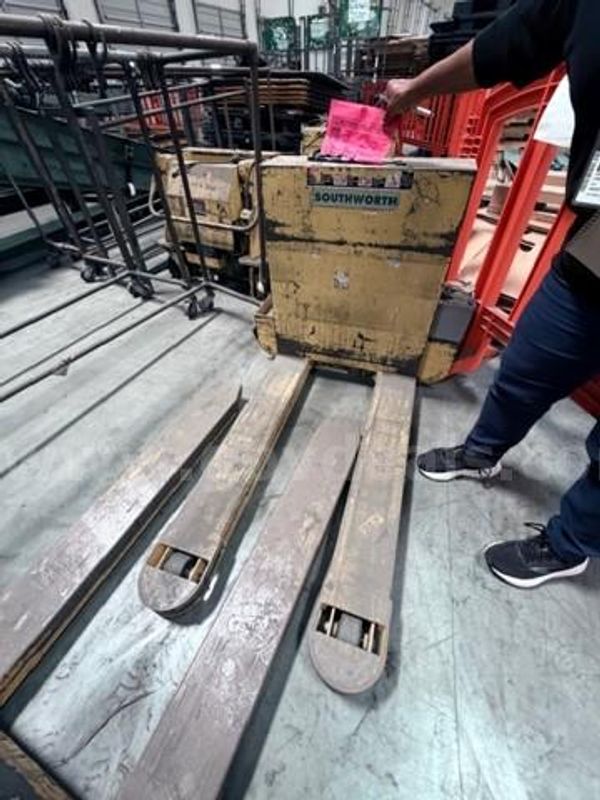 Lot of 4 Pallet Jacks - non operational
