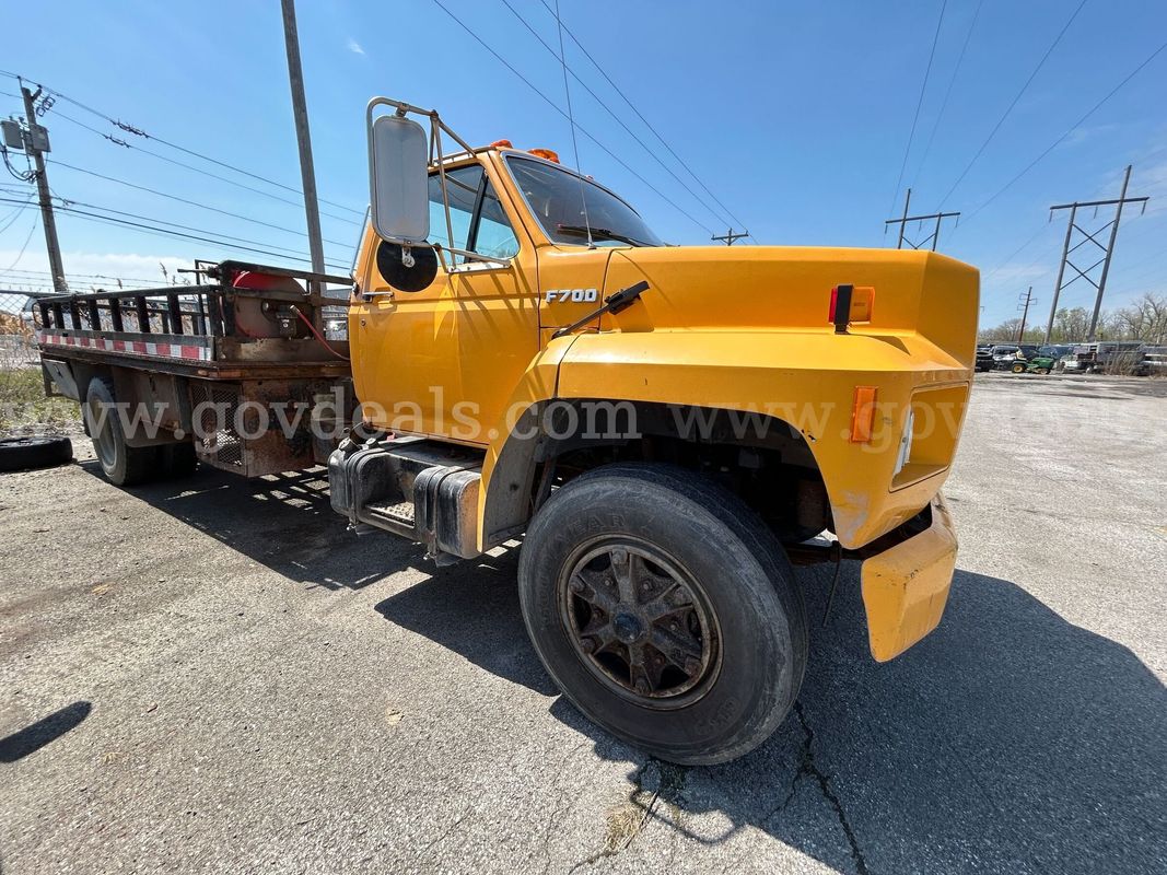 1993 Ford F700 Flatbed Truck