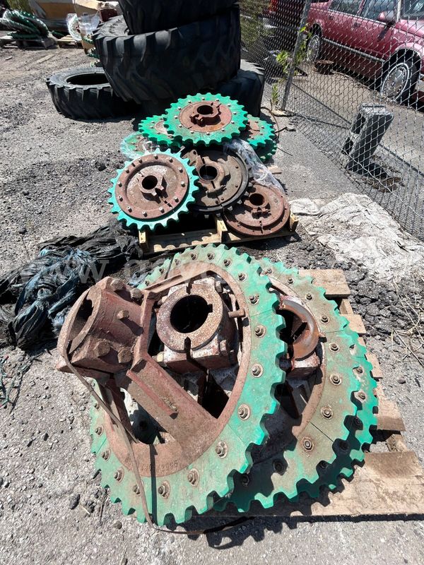 PALLETS of Sprockets, Chain & Carrier Links