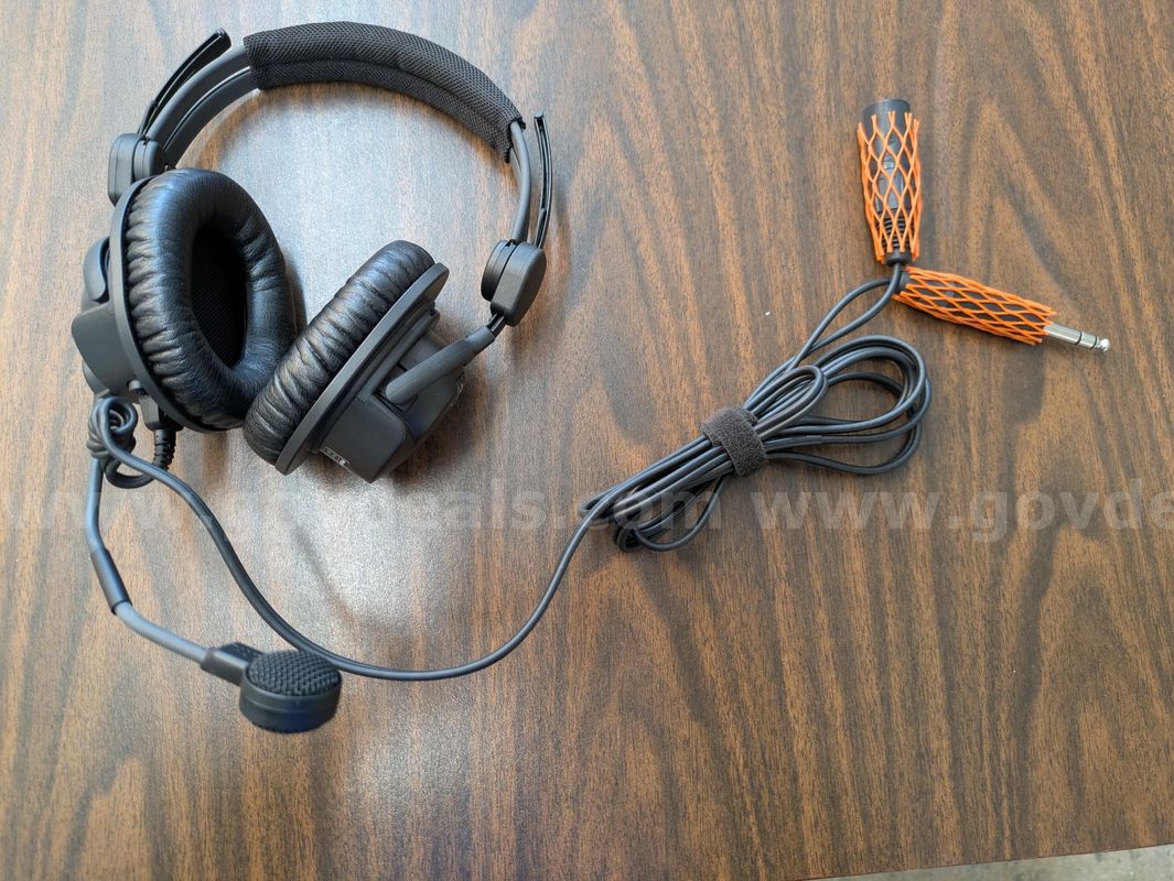 Dual-Ear Over-Ear Broadcast Headset with Dynamic Mic and Active Noise Reduction