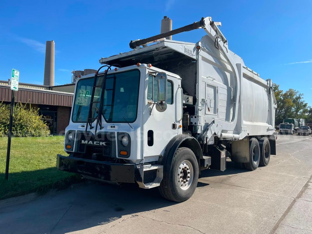 2011 Mack MRU613 T/A Garbage Truck