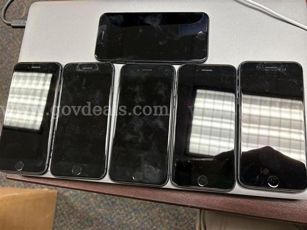 Lot of 6 iPhone 8