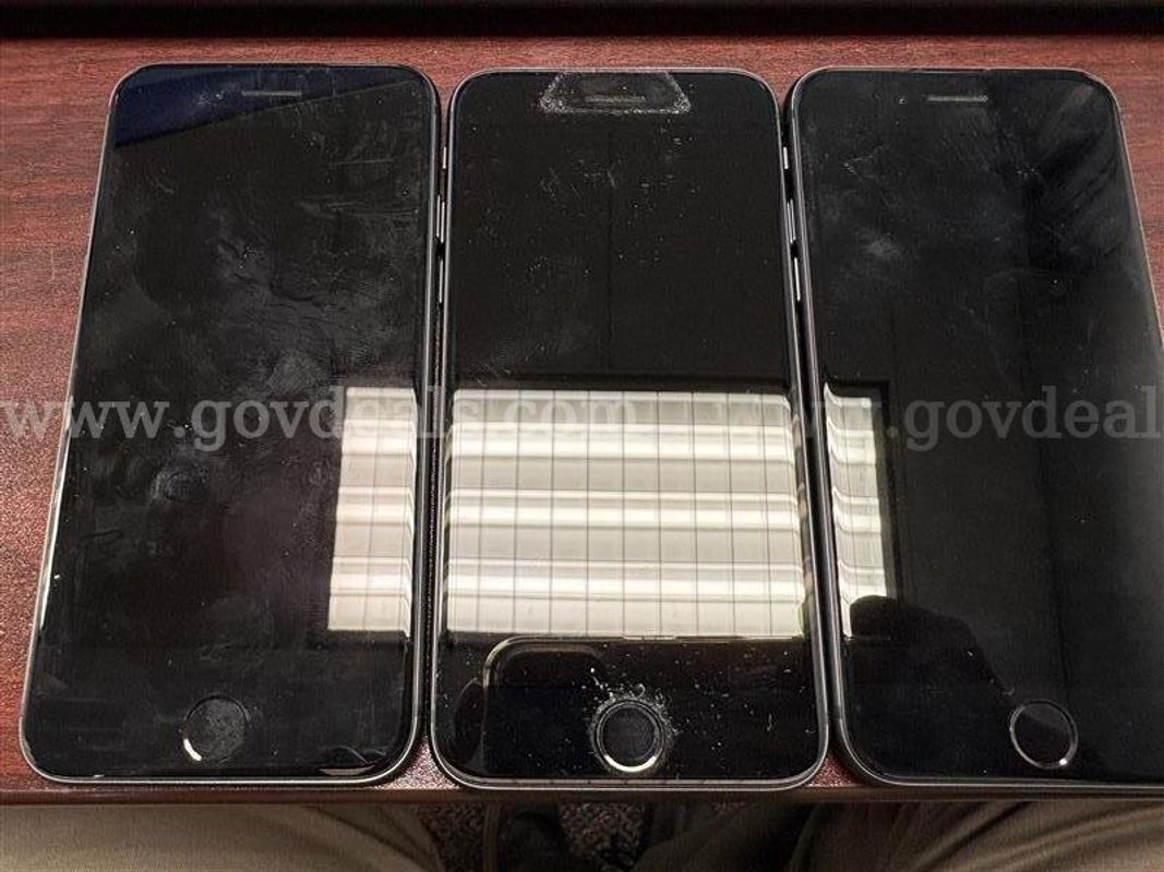 Lot of 3 iPhone 8
