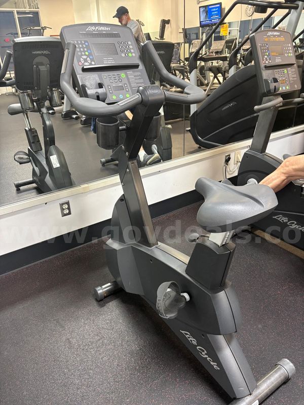 Life Fitness Upright Bike