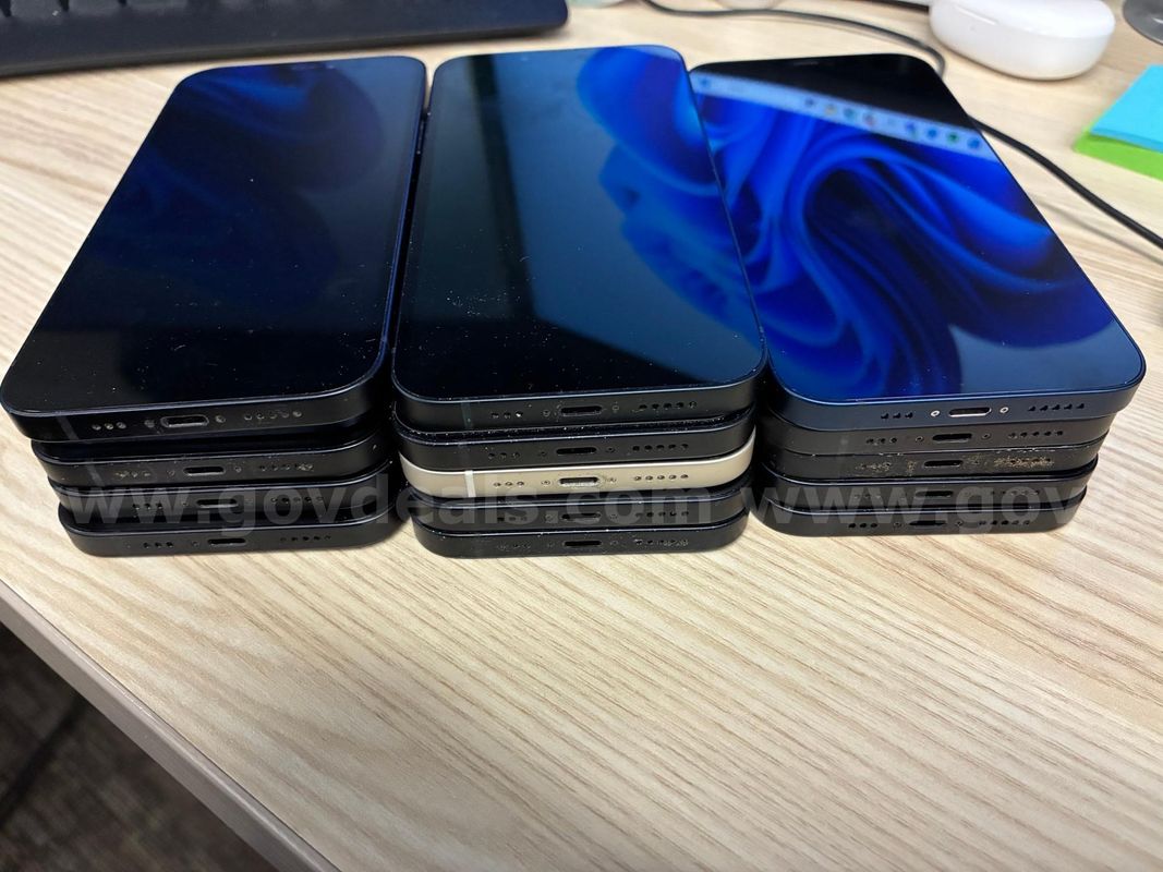 A Lot of 15 iPhone 12, 13