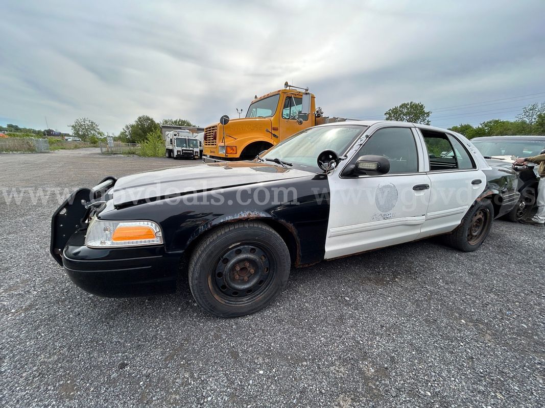 2011 Ford Crown Victoria   PARTS!