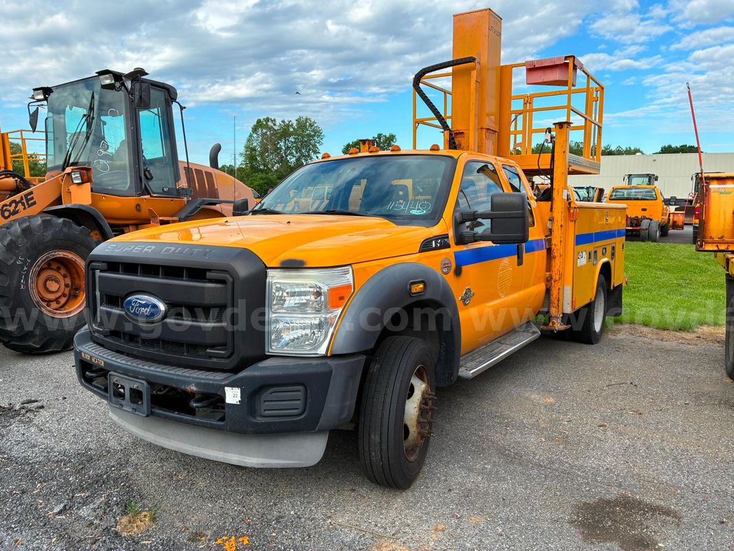 2011 Ford F-450 SD SuperCab DRW 2WD - Aerial Lift