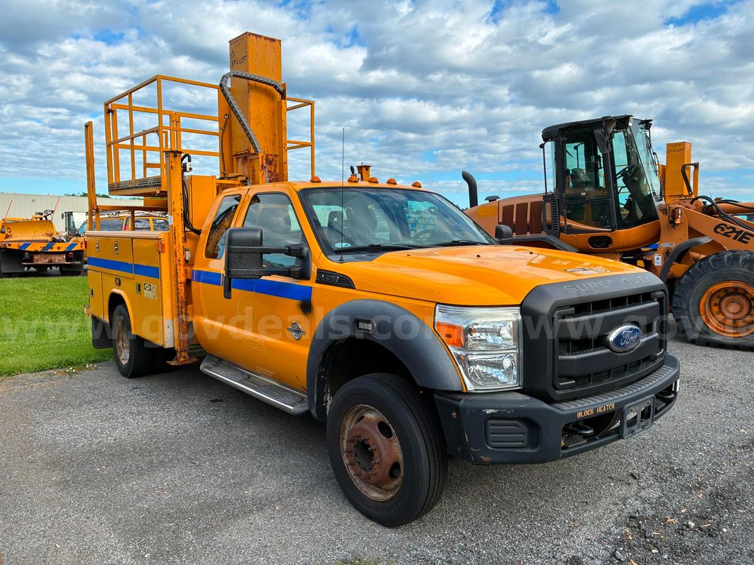 2011 Ford F-450 SD SuperCab DRW 2WD - Aerial Lift