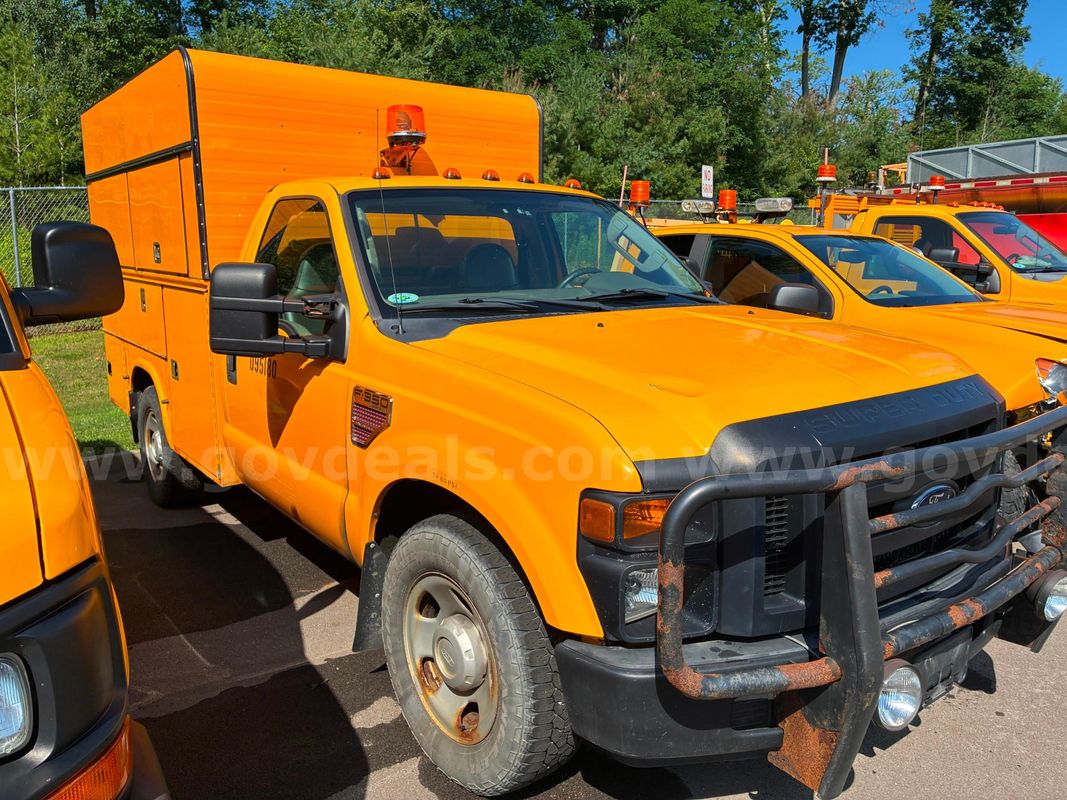 2009 Ford F-350 SD XLT 2WD - Utility Truck With Compressor