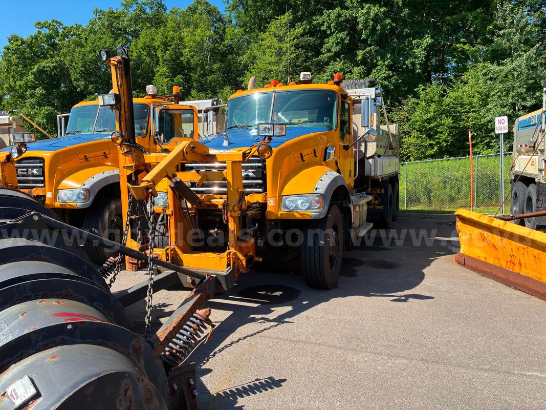 2013 Mack GU713 - Dump Truck