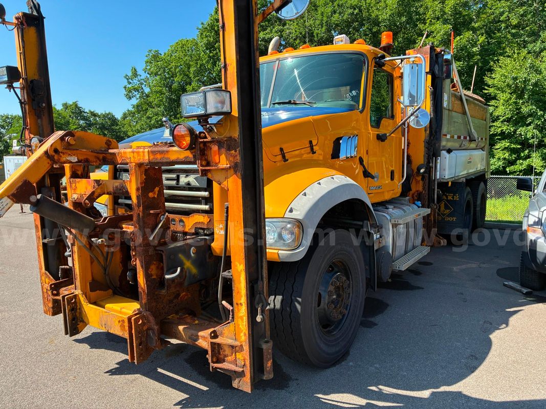 2013 Mack GU713 - Dump Truck